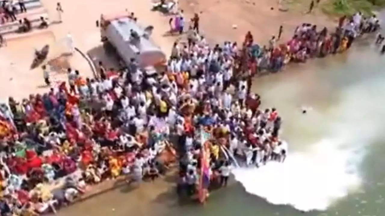 नर्मदा नदी में चढ़ाया गया 11000 लीटर दूध