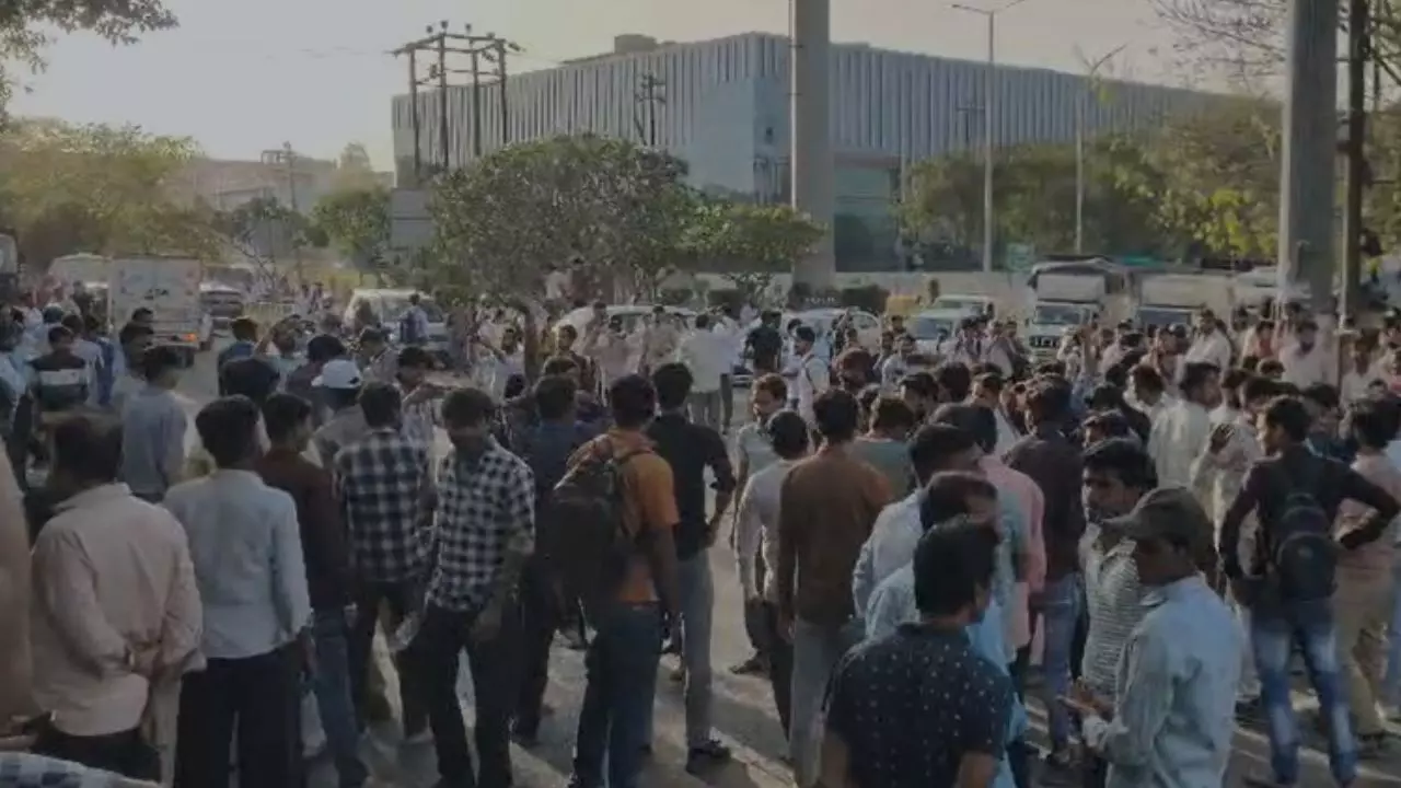 सैलरी की बात तो निकाल दिया गया, नोएडा में वेतन बढ़ाने की मांग पर सड़कों में उतरे हजारों मजदूर; फेज-2 में जाम से हड़कंप