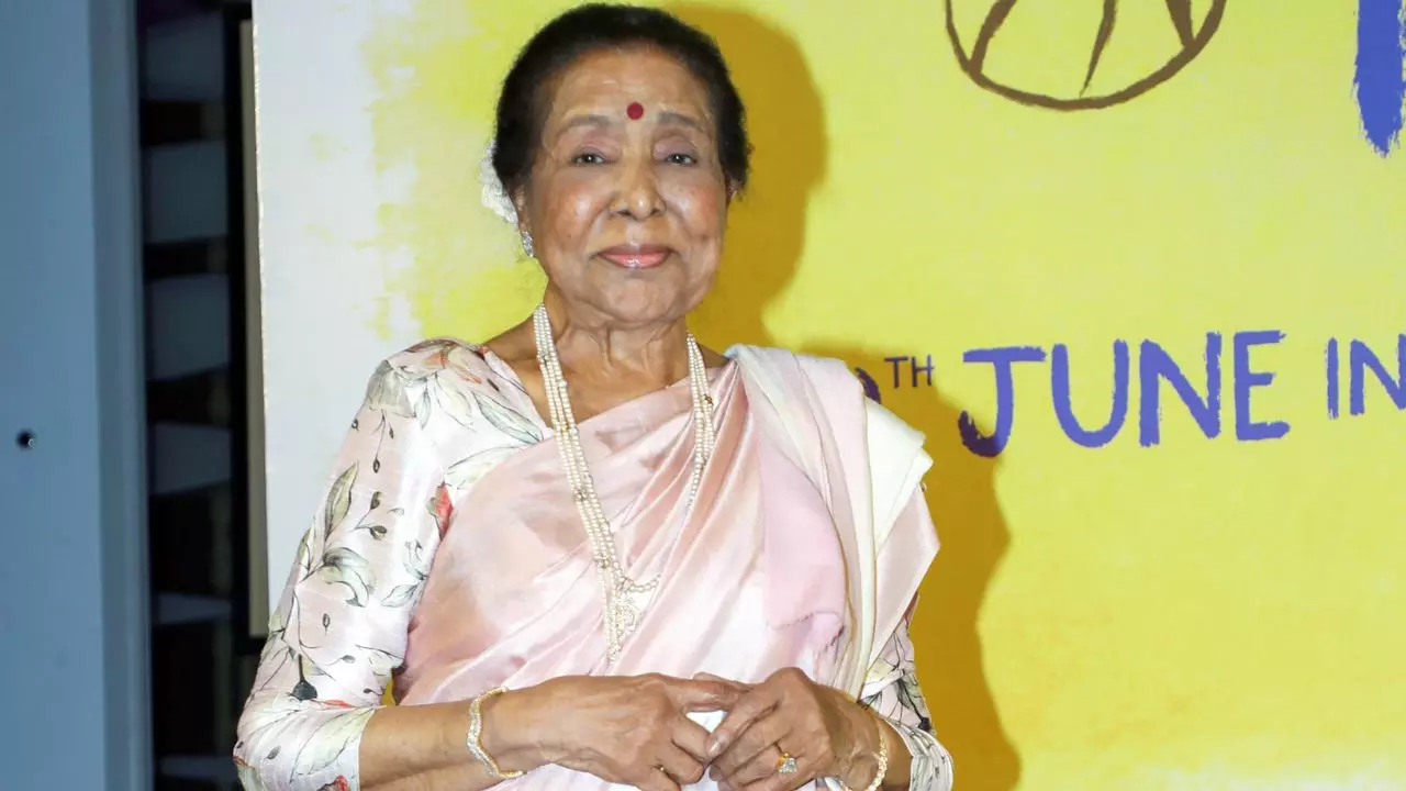 Asha Bhosle Heart Attack: मुंबई के ब्रीच कैंडी अस्पताल में आशा भोसले भर्ती, जानें अब कैसी है हालत
