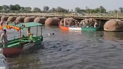 मथुरा यमुना नदी हादसा