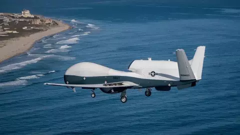 MQ-4C Triton: आसमान के साइलेंट किलर को Iran ने गिराया! अचानक गायब हुआ 200 मिलियन डॉलर का अमेरिकी ड्रोन कितना खास?