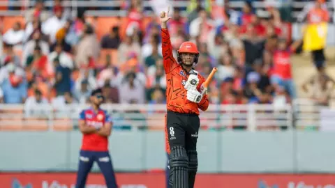 PBKS vs SRH: Abhishek Sharma ने 18 गेंद में जड़ी फिफ्टी, Travis Head के साथ मिलकर पावरप्ले में बटोरे 105 रन