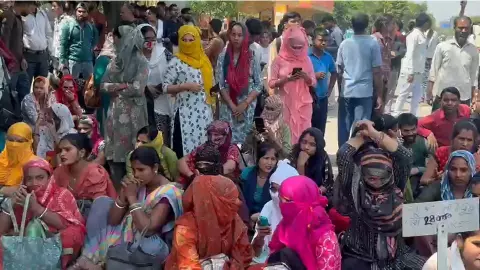 नोएडा में सैलरी बढ़ाने की मांग पर फेज-2 में फैक्टरी के कारीगरों का हंगामा, सड़क जाम, DM ने की कारखाना मालिकों संग बैठक