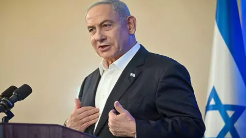 एक तरफ शांति का प्रस्ताव, दूसरी तरफ ताबड़तोड़ हमले; नेतन्याहू हिजबुल्लाह से जंग रोकने के लिए हुए तैयार, लेकिन सामने रखीं दो शर्तें एक तरफ शांति का प्रस्ताव, दूसरी तरफ ताबड़तोड़ हमले; नेतन्याहू हिजबुल्लाह से जंग रोकने के लिए हुए तैयार, लेकिन सामने रखीं दो शर्तें