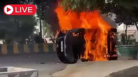 Aaj ki Taaza Khabar: वेतन बढ़ाने की मांग को लेकर नोएडा की सड़कों पर कर्मचारी, तोड़-फोड़ और आगजनी