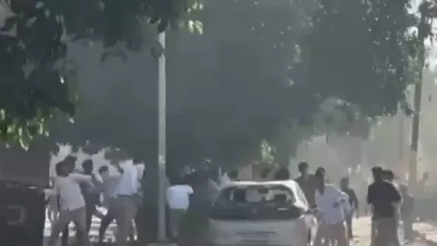 फेज-2 में भारी बवाल! वेतन बढ़ाने की मांग कर रहे कर्मचारियों ने लगाई गाड़ियों में आग, जमकर हुई पत्थरबाजी