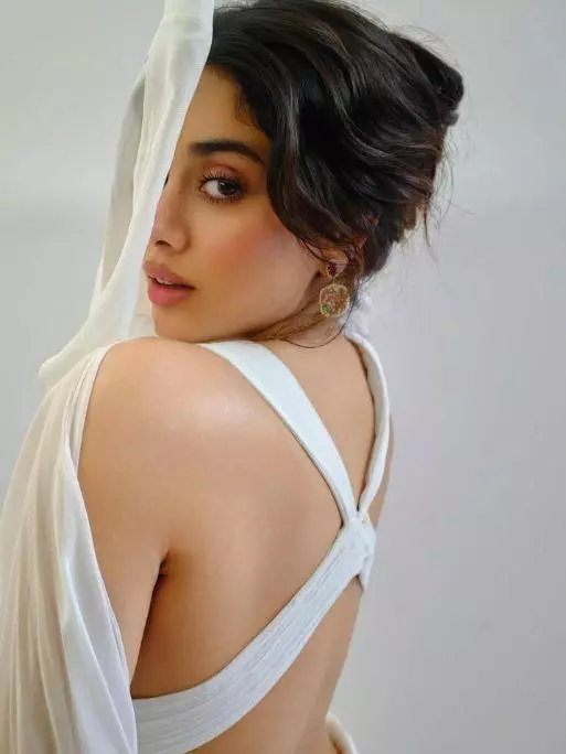 Janhvi Kapoor के 5.5 लाख के रूबी इयररिंग्स