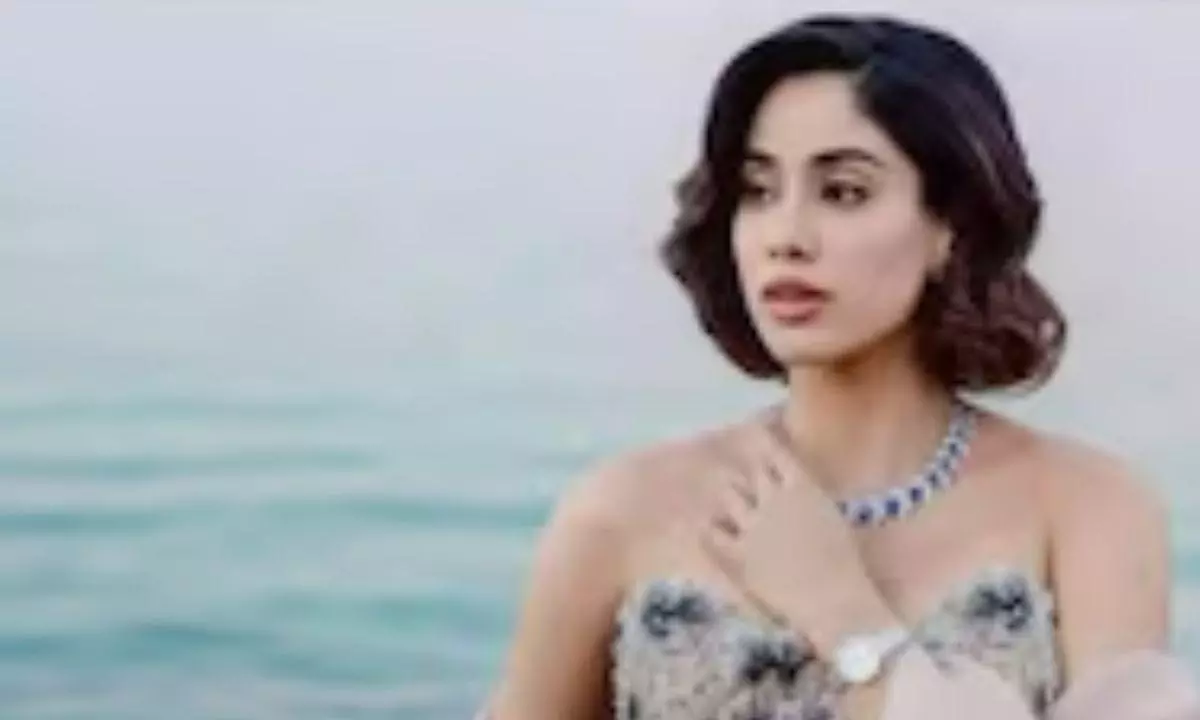 40 हीरों से सजी घड़ी पहन Janhvi Kapoor ने रोका टाइम