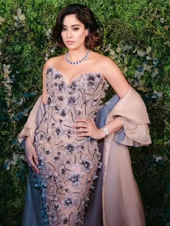 40 हीरों से सजी घड़ी पहन Janhvi Kapoor ने रोका टाइम