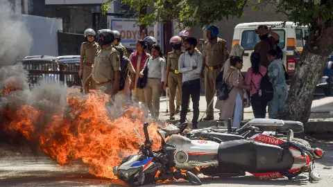 noida workers protest photo