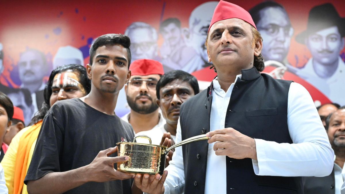 Who is Aryan Yadav: Akhilesh Yadav को चाय पिलाने के बाद जिसके साथ होने लगा बहुत कुछ?