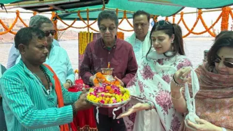 आशा भोसले का अस्थि विसर्जन