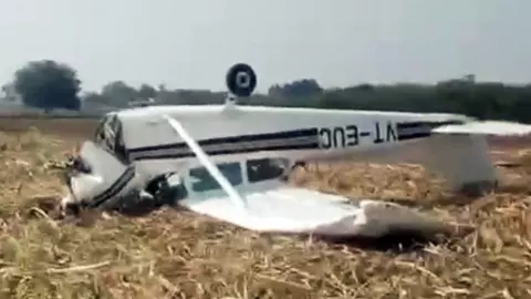 छत्तीसगढ़ में 30 फीट की ऊंचाई पर उड़ान बनी काल, पेड़ से टकराकर गिरा एयरक्राफ्ट, दो पायलटों की मौत