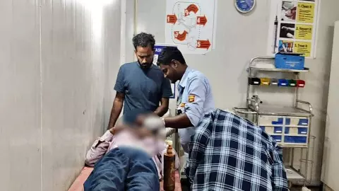 डॉक्टर नहीं तो पहरेदार ही सही! Bihar के अस्पताल में टांके लगाता दिखा सिक्योरिटी गार्ड, तस्वीर वायरल होने के बाद मचा हड़कंप
