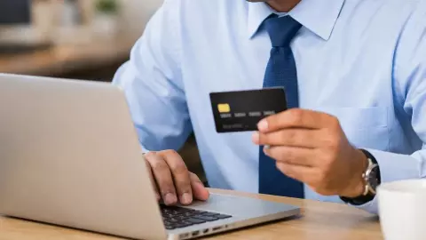 IT एंप्लॉय ने क्रेडिट कार्ड से 2 की जगह उड़ाए 27 लाख, फिर पैसे नहीं चुकाने पर बॉस को भेजे अश्लील फोटो