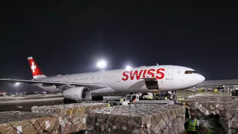 दिल्ली एयरपोर्ट पर बड़ा हादसा टला: टेकऑफ से पहले SWISS फ्लाइट के इंजन में लगी आग, 232 यात्रियों की बची जान