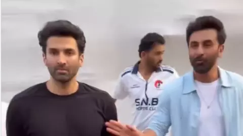 ये बहुत हैंडसम है! आदित्य को देख Ranbir Kapoor ने कही ऐसी बात, वायरल हुआ VIDEO