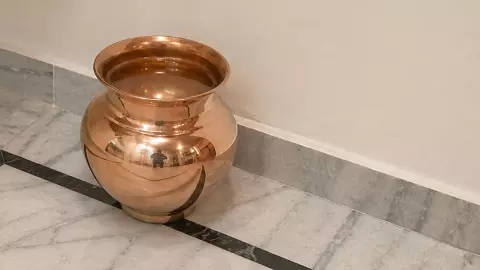 Shubh Laabh: दोपहर में घर के इस कोने में रखें ये चीजें, पैसों की बारिश हो सकती है शुरू