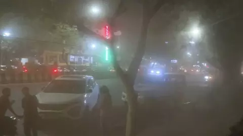 नोएडा में धूल भरी आंधी का कहर: गर्मी से राहत, क्या बारिश भी होने वाली है?