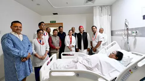 उस BJP विधायक को देखने अस्पताल पहुंचे अखिलेश, जो जला रही थी उन्हीं का पुतला, झुलस गया था चेहरा, बोले- नहीं चाहते समाज के बीच आग जले