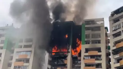 गाजियाबाद की सोसाइटी में आग की लपटों के बीच 4 घंटे चला ऑपरेशन, लोगों ने छत पर चढ़कर बुझाई आग; देखिए पांच भयावह वीडियो