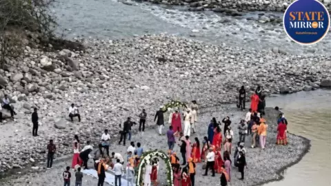 जब जलती चिताओं के बीच गाजियाबाद के कपल ने लिए सात फेरे, श्मशान घाट में जयमाला की रस्म देख भड़के लोग- देखिए VIDEO