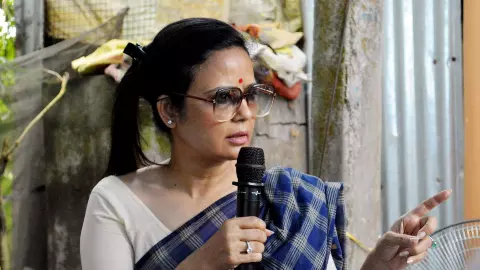 घूरा- जय श्री राम बोला,  Mahua Moitra के साथ फ्लाइट में क्या हुआ? Viral Video में TMC चोर के नारे से मचा बवाल