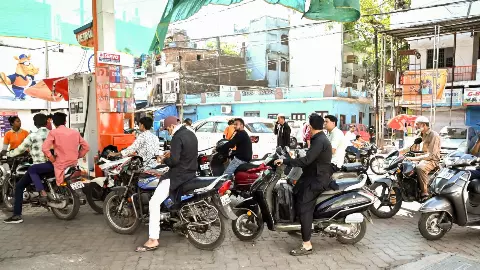 चुनाव खत्म, अब बढ़ेंगे पेट्रोल-डीजल के दाम? 120 डॉलर पहुंचा कच्चा तेल; सरकार पर बढ़ा दबाव