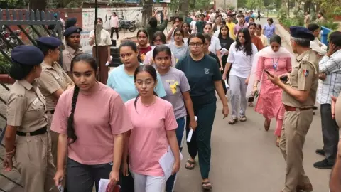 नासिक से सीकर तक NEET पेपर लीक का 100 करोड़ वाला खेल! डॉक्टर-स्टूडेंट-PG ऑपरेटर ने ऐसे बनाया एजुकेशन माफिया नेटवर्क नासिक से सीकर तक NEET पेपर लीक का 100 करोड़ वाला खेल! डॉक्टर-स्टूडेंट-PG ऑपरेटर ने ऐसे बनाया एजुकेशन माफिया नेटवर्क