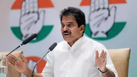 केरल CM की रेस में थे केसी वेणुगोपाल, विधायकों का भी था साथ, नहीं मिला पद तो ऐसे दी प्रतिक्रिया केरल CM की रेस में थे केसी वेणुगोपाल, विधायकों का भी था साथ, नहीं मिला पद तो ऐसे दी प्रतिक्रिया