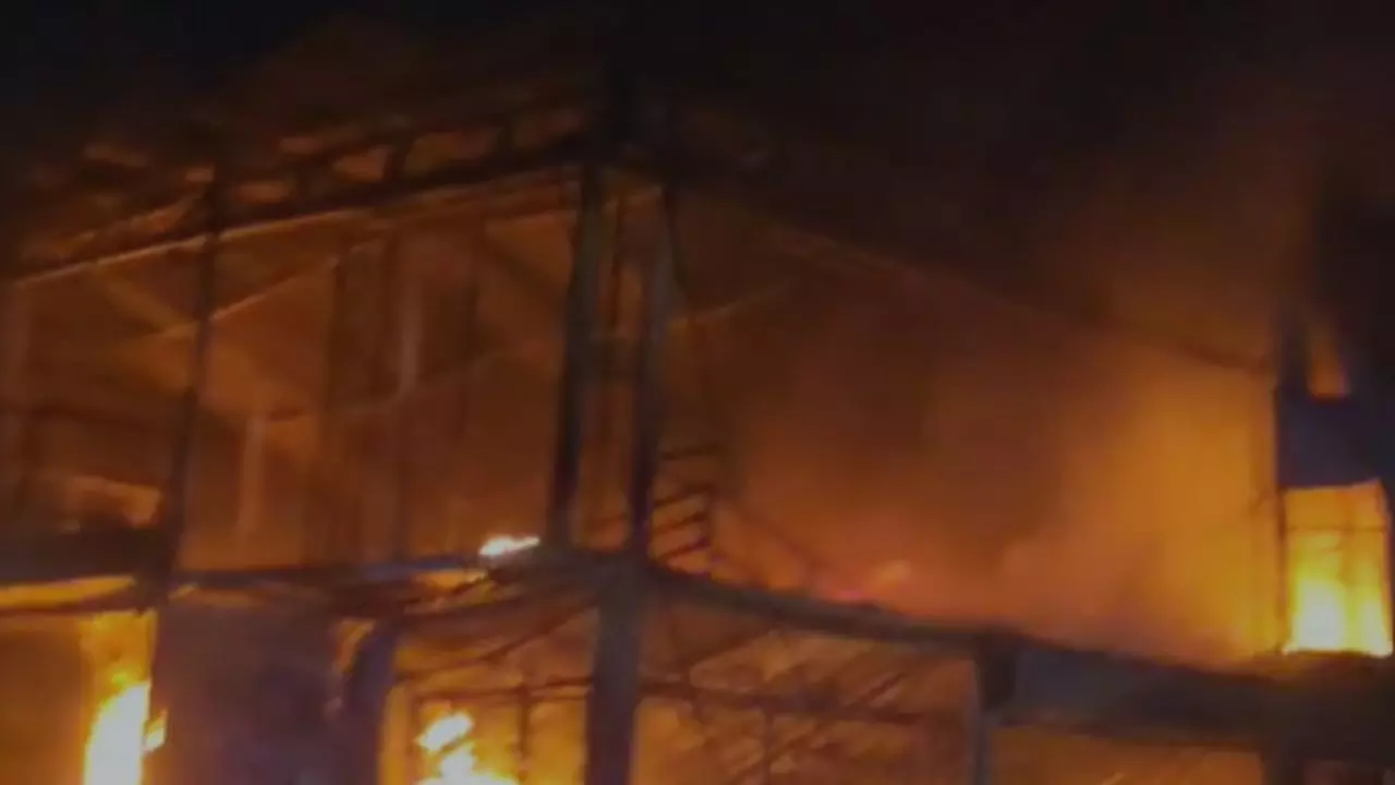 Noida के शाहबेरी फर्नीचर मार्केट में भीषण आग, 30 दमकल गाड़ियों ने पाया काबू; 8 दुकानें जलकर खाक- देखिए VIDEO