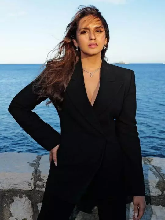 Cannes में Huma Qureshi ने पहना इतना महंगा आउटफिट