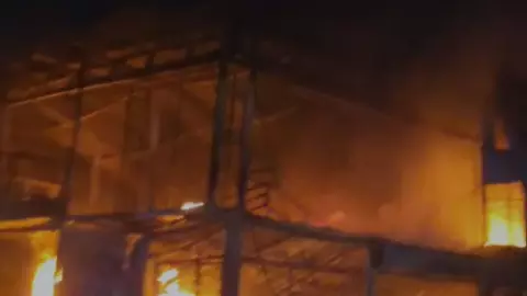 Noida के शाहबेरी फर्नीचर मार्केट में भीषण आग, 30 दमकल गाड़ियों ने पाया काबू; 8 दुकानें जलकर खाक- देखिए VIDEO