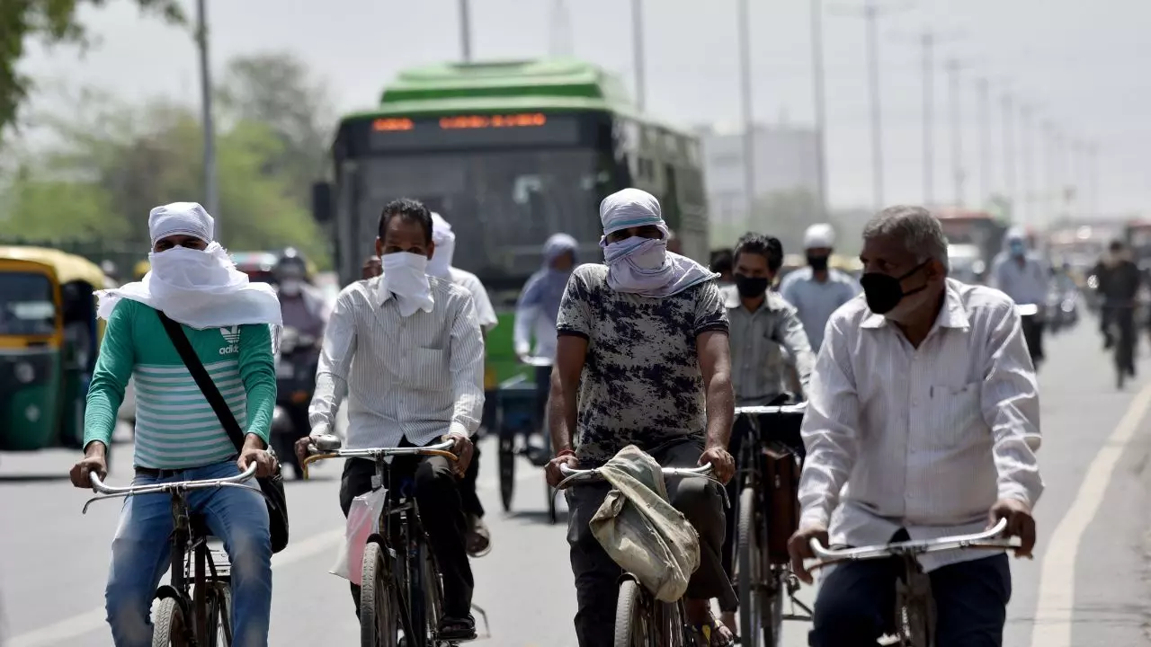 दिल्ली-यूपी-बिहार में गर्मी का कहर, असम में बाढ़ से 23 हजार लोग प्रभावित; IMD ने 10 राज्यों में जारी किया अलर्ट