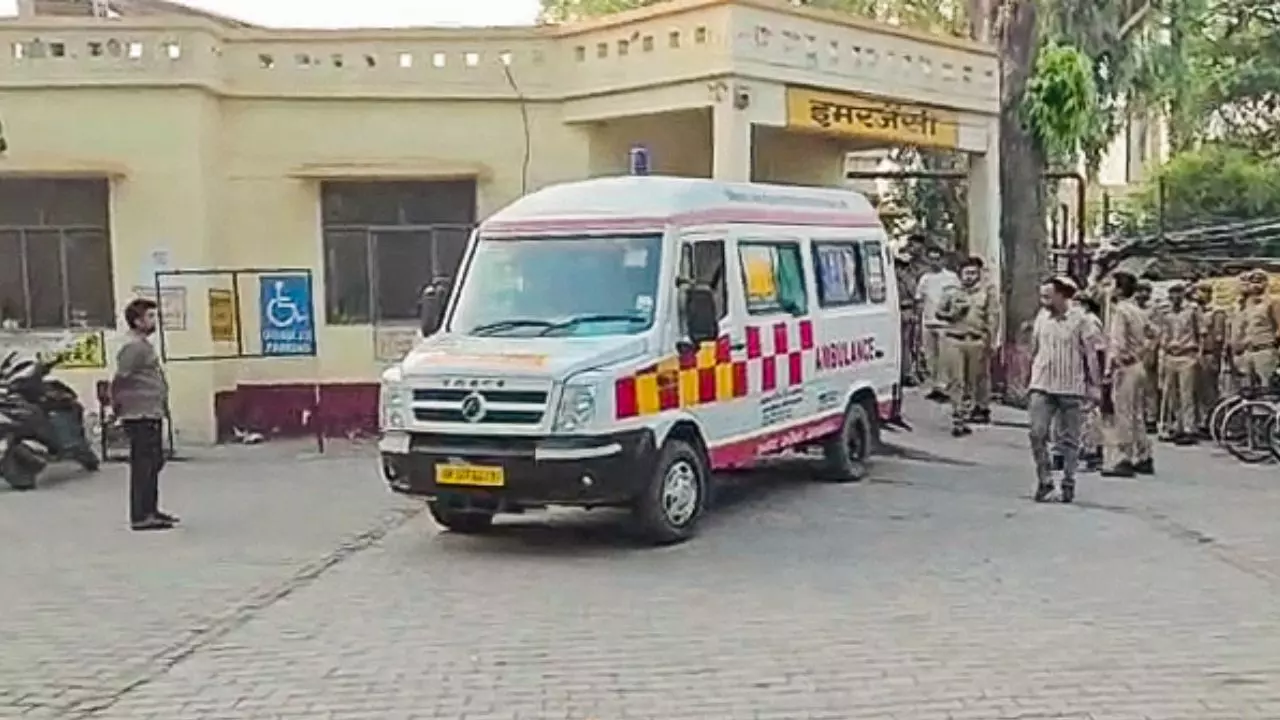 अस्पताल में हाथ जोड़ता रहा बेटा फिर भी इमरजेंसी में भी नहीं आए डॉक्टर; दर्द से तड़पकर हुई बुजुर्ग की मौत