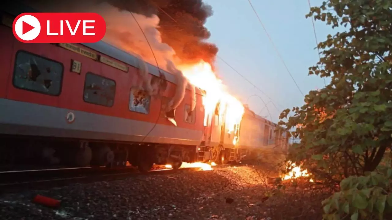 Aaj ki Taaza Khabar: मध्य प्रदेश में Rajdhani Express की B-1 कोच में आग, 68 यात्री थे सवार; बड़ा हादसा टला