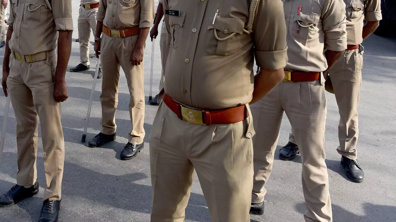 लोटे से पानी पीना बना गुनाह! 16 साल के दलित किशोर की जमकर पिटाई, तोड़ी हाथ की हड्डी, जूते पर चटवाया थूक लोटे से पानी पीना बना गुनाह! 16 साल के दलित किशोर की जमकर पिटाई, तोड़ी हाथ की हड्डी, जूते पर चटवाया थूक