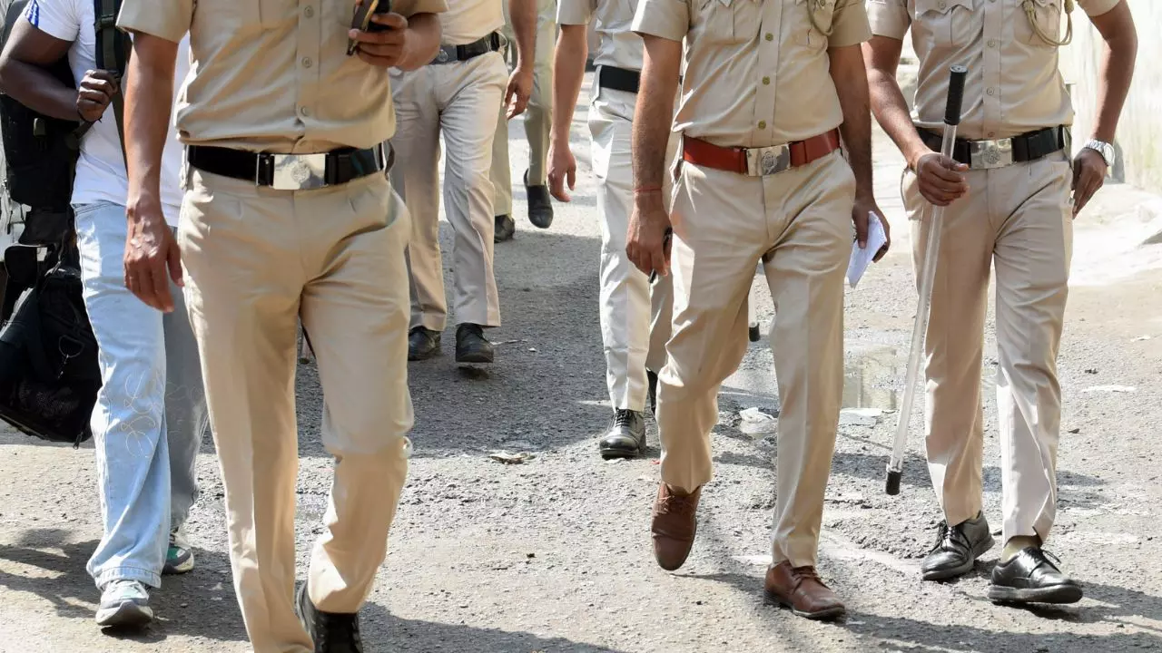 Delhi: पत्नी के थे दो-तीन अफेयर, मां के साथ मिलकर पति को कर दिया आग के हवाले; बचाने वाले से कहा- मरने दो इसे