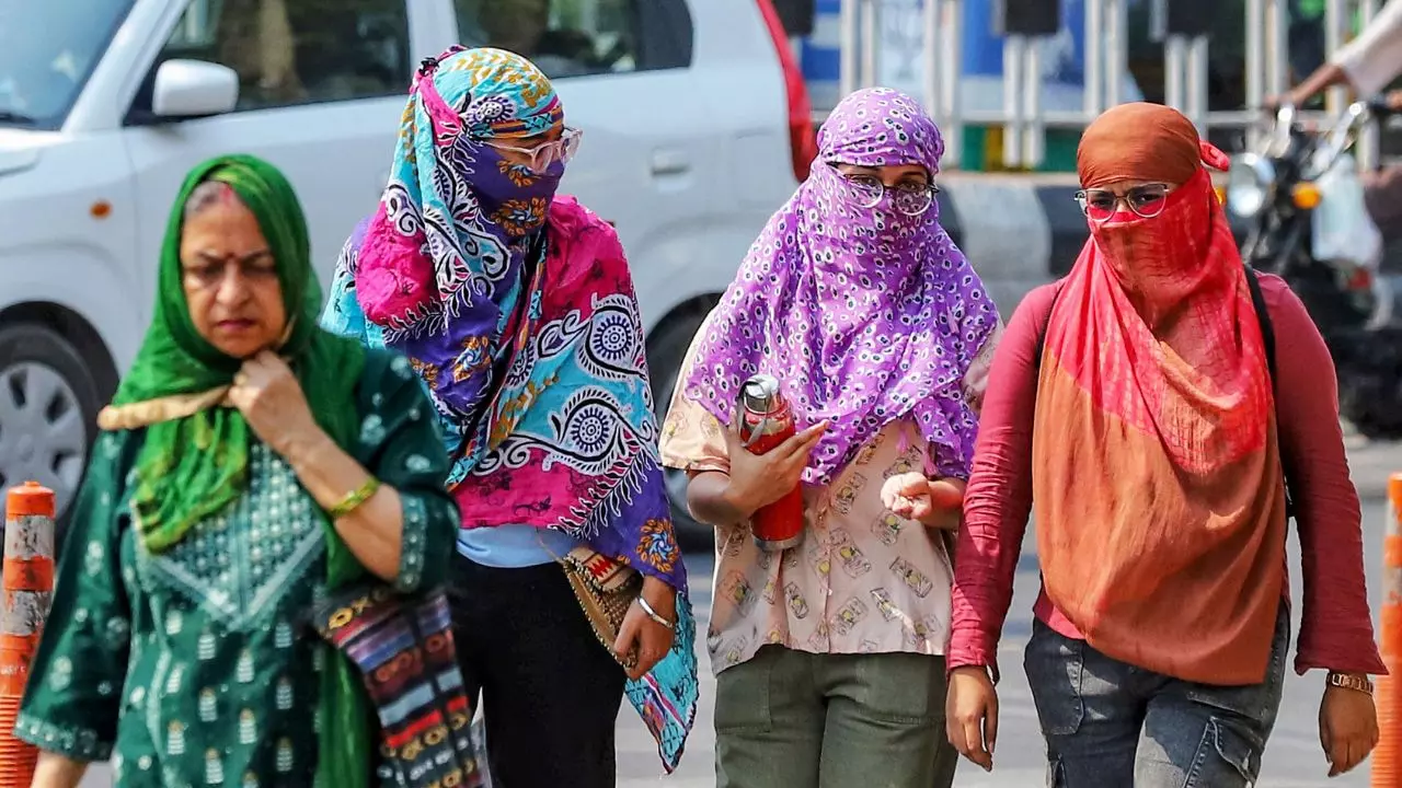 चिलचिलाती गर्मी से और तपेगा दिल्ली-यूपी, भीषण तापमान के बीच इन राज्यों में बारिश देगी राहत
