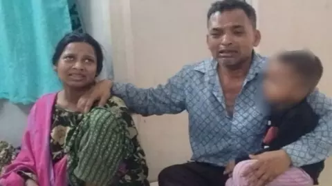 चलती ट्रेन से एक के बाद एक बच्चों को फेंकने लगी कलयुगी मां, दूसरे बच्चे को यात्रियों ने बचाया; महिला गिरफ्तार चलती ट्रेन से एक के बाद एक बच्चों को फेंकने लगी कलयुगी मां, दूसरे बच्चे को यात्रियों ने बचाया; महिला गिरफ्तार