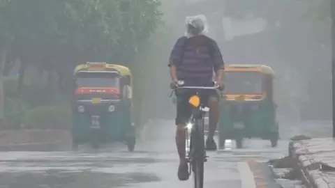 45 डिग्री की तपिश के बाद बदलेगा मौसम का मिजाज! दिल्ली-NCR में कब होने वाली है बारिश? 45 डिग्री की तपिश के बाद बदलेगा मौसम का मिजाज! दिल्ली-NCR में कब होने वाली है बारिश?