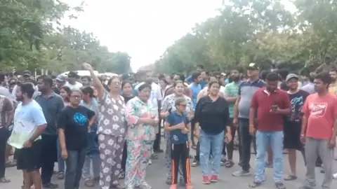 नोएडा की इस सोसाइटी में पानी के लिए हाहाकार! 5000 लोग परेशान, सड़क पर उतरे रेजिडेंट्स