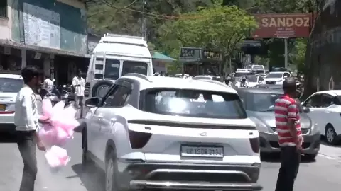जाम का शहर बन गई पहाड़ों की रानी मसूरी, 7 से 8 घंटों के जाम ने घूमने का मजा किया किरकिरा; पर्यटक बेहाल जाम का शहर बन गई पहाड़ों की रानी मसूरी, 7 से 8 घंटों के जाम ने घूमने का मजा किया किरकिरा; पर्यटक बेहाल