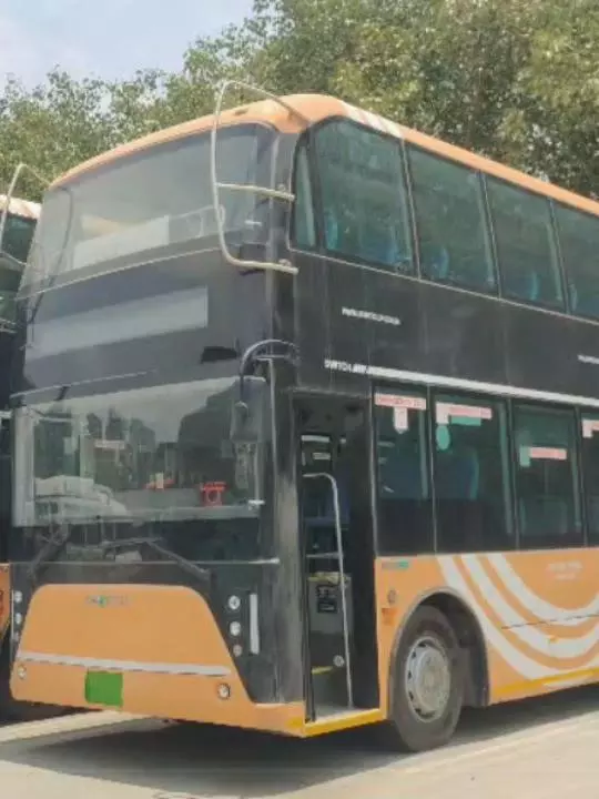 66 सीटें-शानदार लुक-कम किराया, ऐसी हैं नोएडा की डबल डेकर बसें