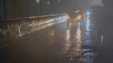 दिल्ली-NCR में बदला मौसम, नोएडा में दिन में हुई रात, तेज आंधी के साथ हुई मूसलाधार बारिश, देखें PHOTOS