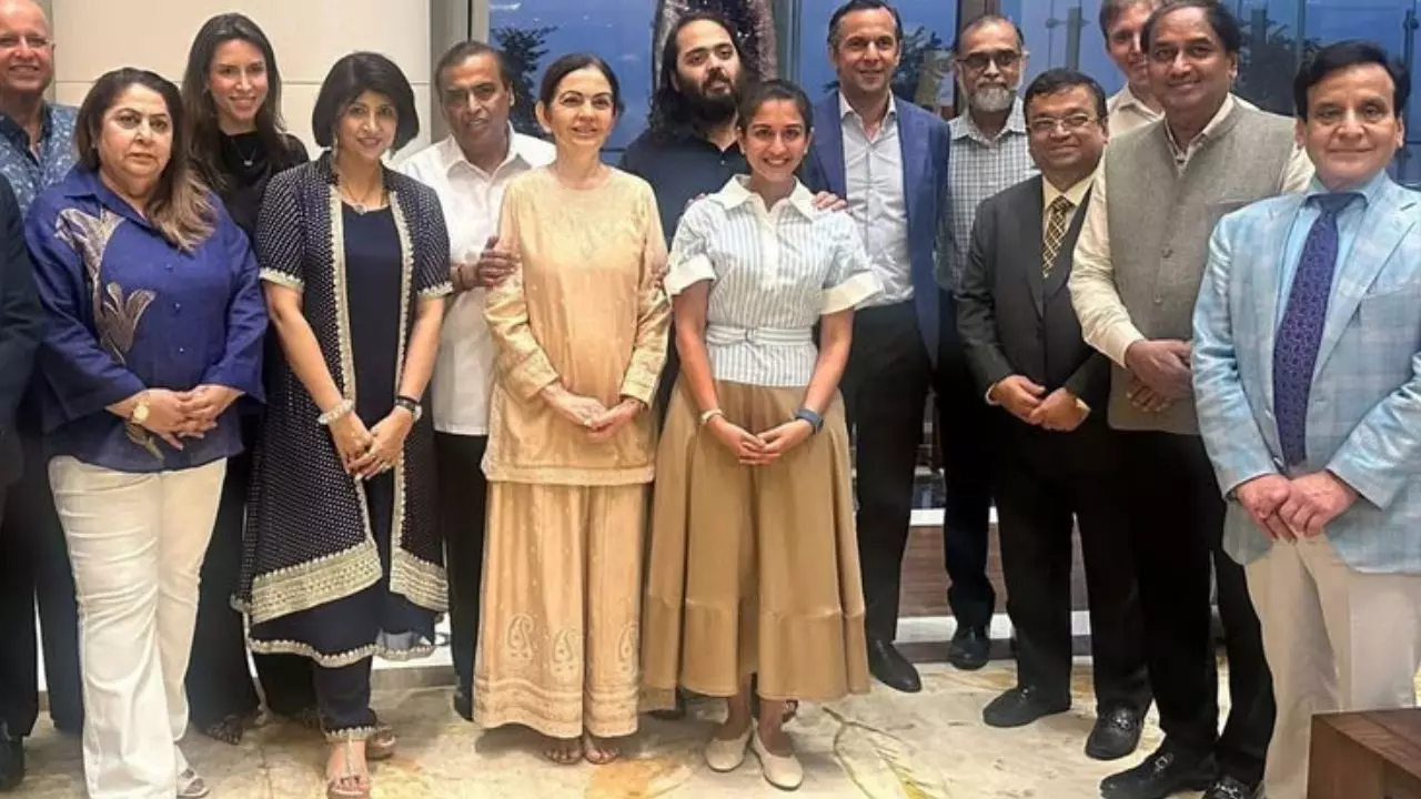 70 हजार की शर्ट ड्रेस में दिखीं Radhika Merchant, सास Nita Ambani ने पहना महज इतने हजार का शरारा