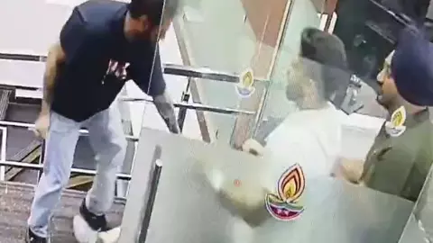 ऑफिस में एक्स बॉयफ्रेंड बना हैवान! 20 बार किया चाकू से वार, फिर खुद को भी पहुंचाई चोट, CCTV में भयावहता कैद