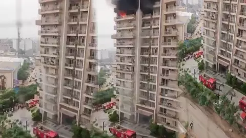 नोएडा में 12वीं मंजिल पर लगी आग, 7वें फ्लोर तक ही पहुंचा फायर ब्रिगेड का पानी, लोग बोले- पौधों को दिया पानी