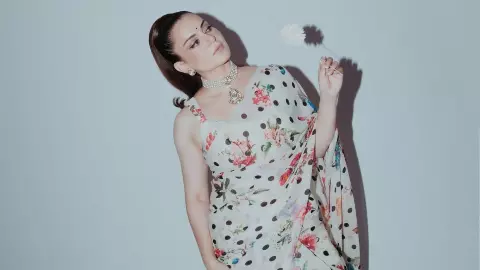 ₹15,500 की फ्लोरल साड़ी में क्वीन लगीं Kangana Ranaut, एक्ट्रेस के लुक से लें समर फैशन टिप्स ₹15,500 की फ्लोरल साड़ी में क्वीन लगीं Kangana Ranaut, एक्ट्रेस के लुक से लें समर फैशन टिप्स