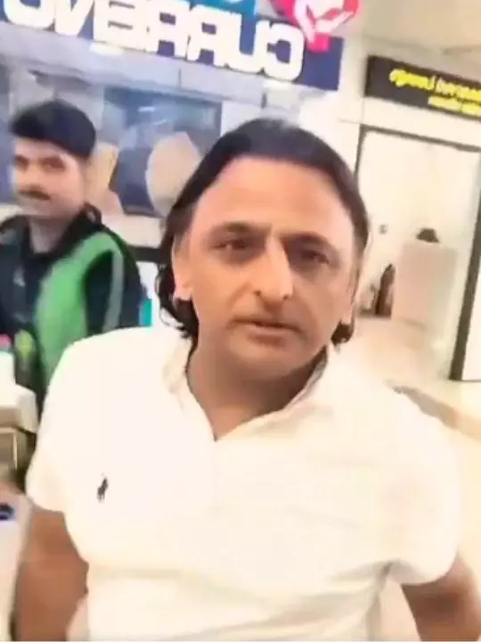 न टोपी-न कुर्ता-पजामा, अखिलेश यादव का ये लुक हुआ वायरल
